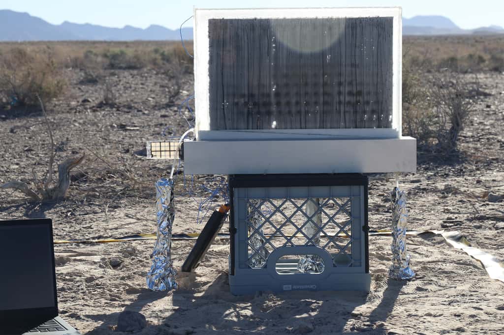 L'appareil permet de collecter de l'eau à partir d'air même dans des environnements secs comme la Vallée de la Mort. ©MIT